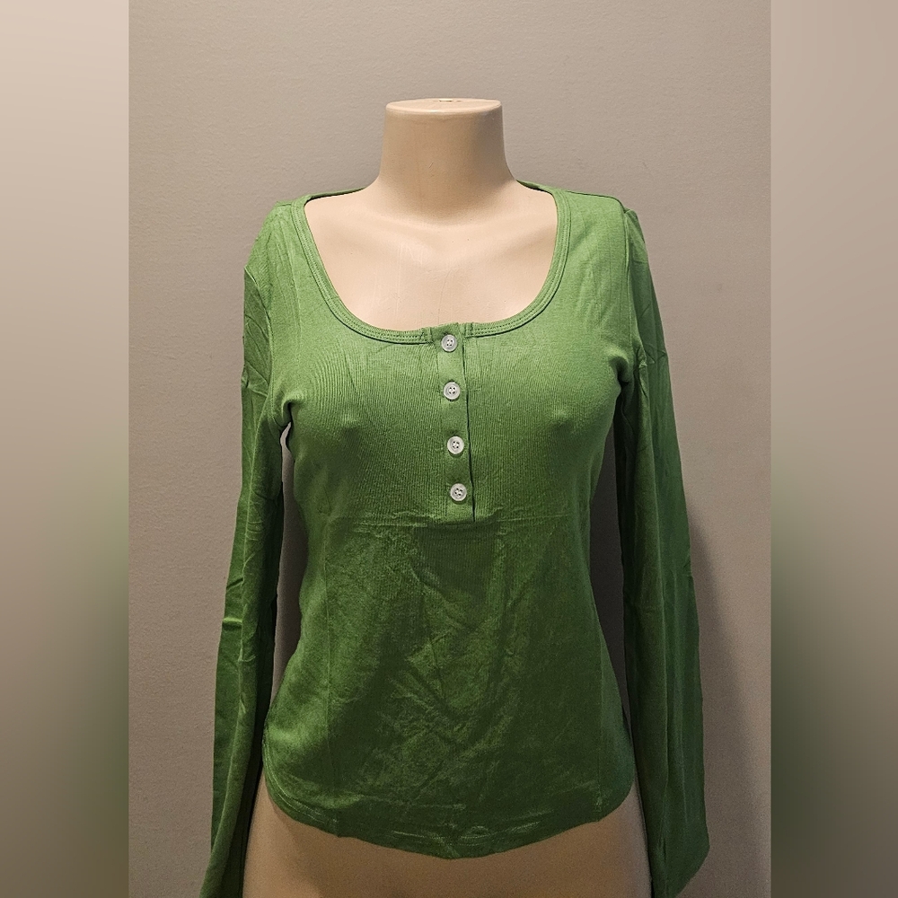 Women’s Green Scoop-Neck Button-Front Long Sleeve Top